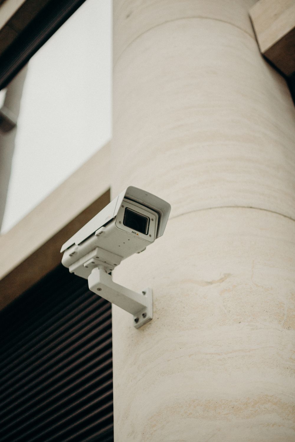 Caméra de vidéosurveillance installée en extérieur
