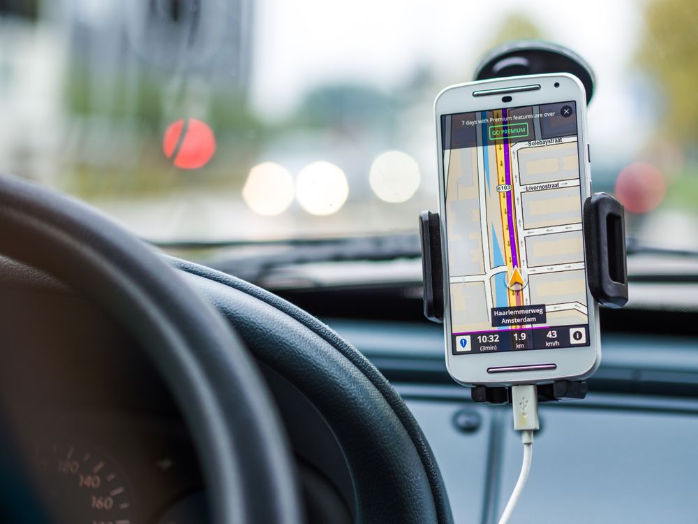 Système de navigation et de suivi GPS dans un véhicule