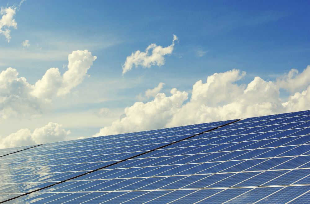 Panneaux solaires installés sous un ciel dégagé